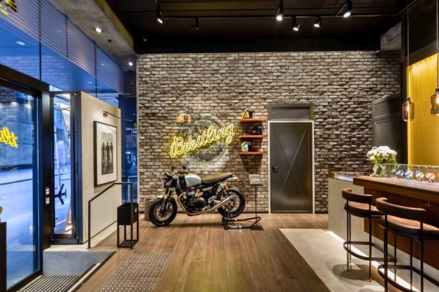 Breitling store: industrial, contemporary decor.