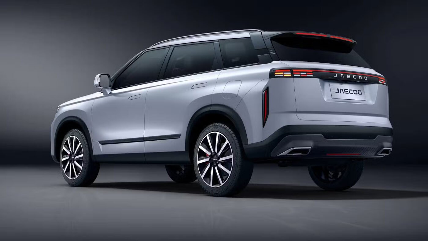 Silver SUV embodies Jaecoo brand's modern design.