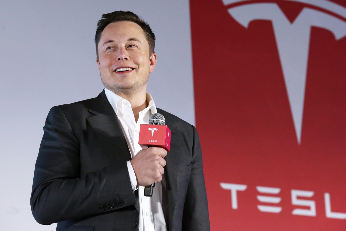 Man with Tesla microphone captivates.